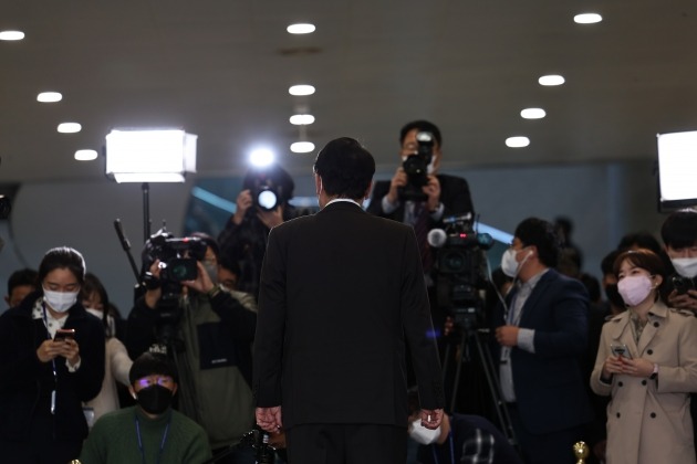 O presidente Yoon Seok Yeol conversa com os repórteres a caminho do trabalho (avanço de porta) no Gabinete Presidencial em Yongsan na manhã do dia 11.  Fornecido pelo Gabinete da Presidência
