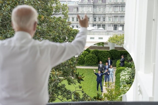 조 바이든(왼쪽) 미국 대통령이 지난 7월 26일(현지시간) 워싱턴 백악관에서 최태원 SK그룹 회장 일행(오른쪽 아래)을 향해 손을 흔들고 있다. 사진=뉴스1