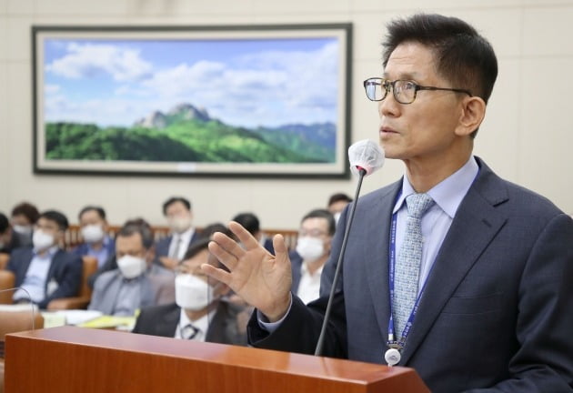 '수령님 충성' 논란에 환노위 국감 파행…재개 40분 만에 또 중지  