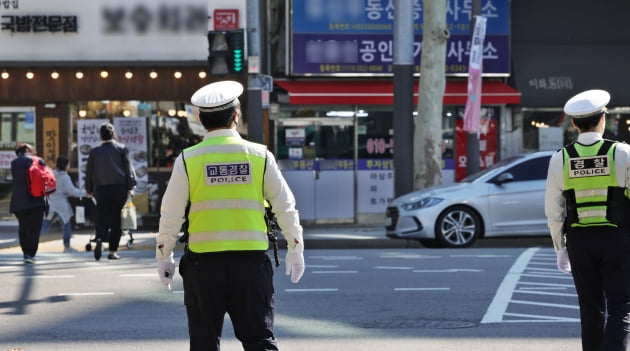 [포토] 교차로 우회전 일시 정지 위반 단속