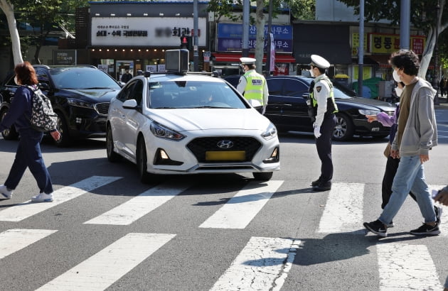 [포토] '교차로 우회전 일시 정지' 단속…범칙금 6만원