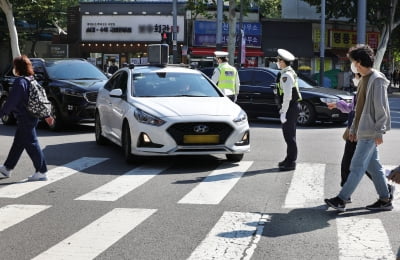 [포토] '교차로 우회전 일시 정지' 단속…범칙금 6만원