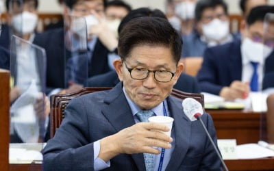 김문수 "文은 김일성주의자"…국감장서 퇴장 당해