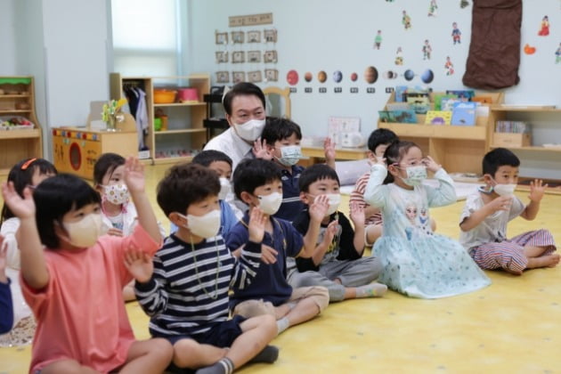 윤석열 대통령이 지난 9월 27일 세종시 도담동 아이누리 어린이집을 방문했다. 연합뉴스