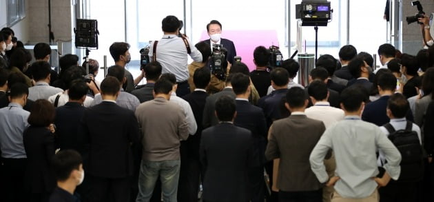 O presidente Yoon Seok Yeol realizou uma reunião com repórteres a caminho do escritório presidencial em Yongsan em 6 de outubro.  Notícias 1