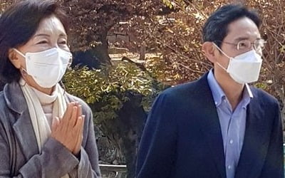 이재용 부회장, 개관한 LG아트센터 찾아…어머니와 공연 관람