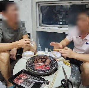 공용으로 사용하는 빌라 복도에서 고기를 구워먹는 입주민. / 사진=보배드림