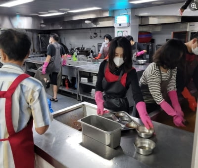 김건희 여사, 무료급식소에서 설거지 봉사…"성실하고 겸손했다"