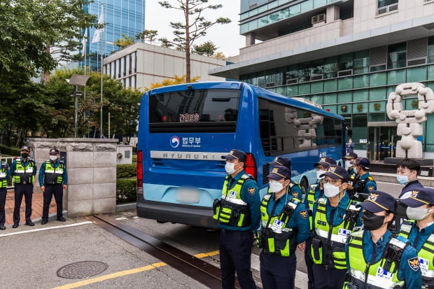 미성년자 성폭행범 김근식을 태운 호송차가 지난 16일 오후 경기 안양시 동안구 수원지방검찰청 안양지청으로 들어가고 있다. 뉴스1