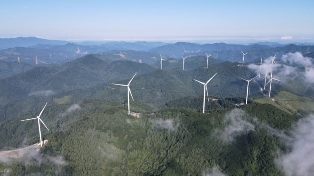 가덕산 1단계 풍력발전 단지 전경. 사진=루트에너지 제공