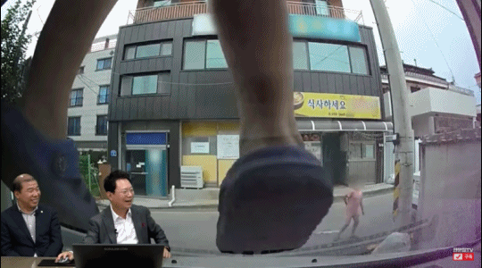 주차된 차량 보닛 위로 올라가 미끄럼틀을 타는 아이. / 사진=유튜브 '한문철TV'