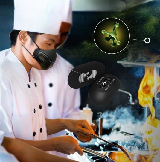 출시를 앞둔 쉐마의 에어맥 Air+를 착용한 조리사가 음식을 조리하는 모습.