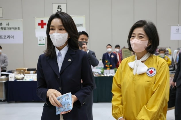 김건희 여사가 18일 오전 서울 강남구 코엑스에서 열린 2022 대한적십자사 바자행사에 참석해 부스를 둘러보고 있다. 대통령실 제공