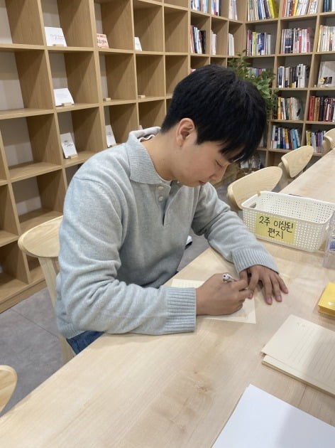 “절망에 빠져있을 때 받은 편지가 저에겐 따뜻한 온기였어요”