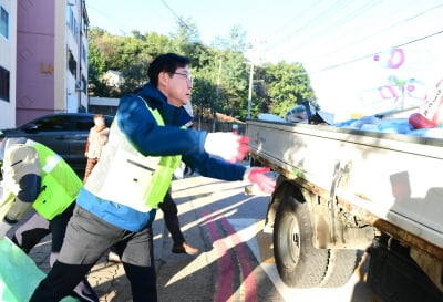 정명근 화성시장, 취임 100일 맞아 '마도면 재래시장 찾아 거리청소' 진행