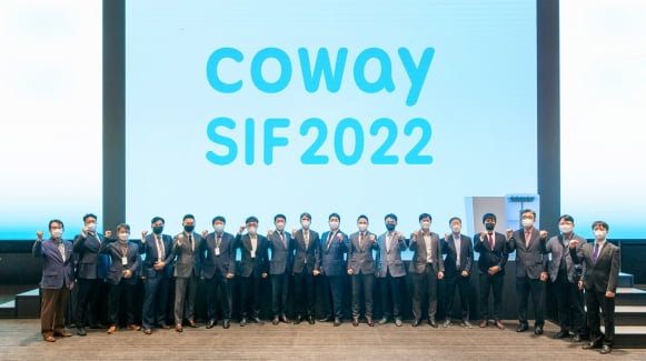 코웨이가 지난 20일 서울 구로구 지타워 본사에서 ‘파트너사 혁신 대회 2022(Suppliers Innovation Fair 2022)’를 개최했다. 이날 행사에 참석한 김기배 코웨이 인프라·구매실장(왼쪽 아홉 번째)과 코웨이 파트너사 대표들이 기념사진을 촬영하고 있다. [사진=코웨이]