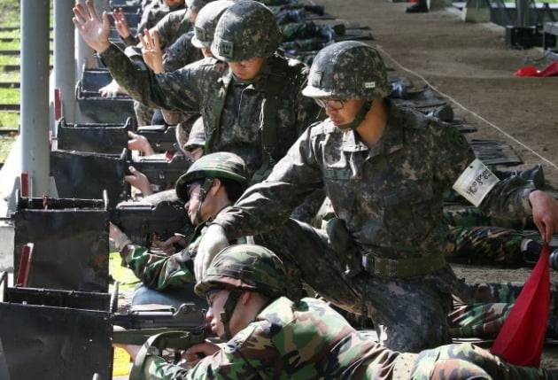 한 예비군 훈련장에서 비상근 간부 예비군들이 사로에서 사격을 통제하고 있다. 연합뉴스