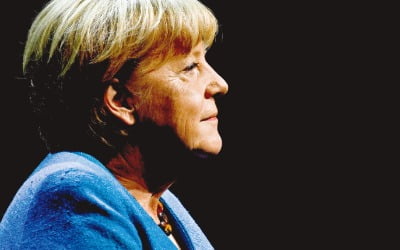 [북셸프] 45분간 망설이다, 종료 직전 다이빙한 소녀…정치인 메르켈의 본모습