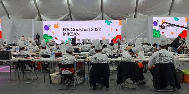 지난 20일 전북 익산시 함열읍 '하림 퍼스트 키친'에서 'NS 쿡페스트 2022'가 열렸다. 사진은 요리 경연 대회에 참가한 200명의 셰프들의 모습. 이미경 기자