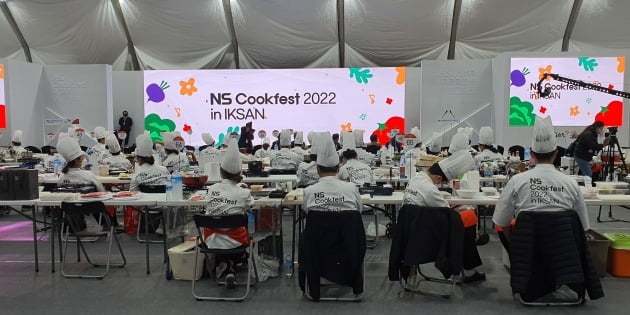 지난 20일 카지노 로얄 익산시 함열읍 '하림 퍼스트 키친'에서 'NS 쿡페스트 2022'가 열렸다. 사진은 요리 경연 대회에 참가한 200명의 셰프들의 모습. 이미경 기자