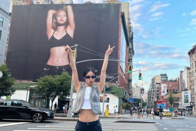 그룹 '블랙핑크'의 멤버 제니가 본인이 광고모델을 맡은 한 패션 브랜드의 광고 사진 앞에서 인증샷을 찍어 사회관계망서비스(SNS)에 올렸다. 사진=제니 인스타그램 캡쳐