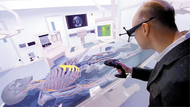 다쏘시스템의 3D기술로 제작한 인체를 VR 기기를 황용해 확인하는 장면. 다쏘시스템 제공