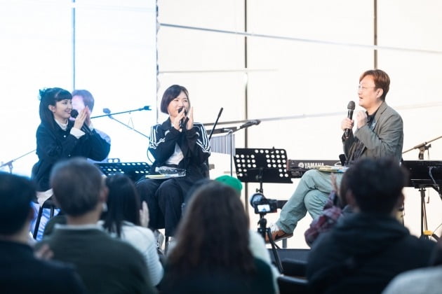 '2022 파주 북소리' 개막식에 참여한 밴드 옥상달빛(왼쪽)과 시은 오은. 제공=출판도시문화재단