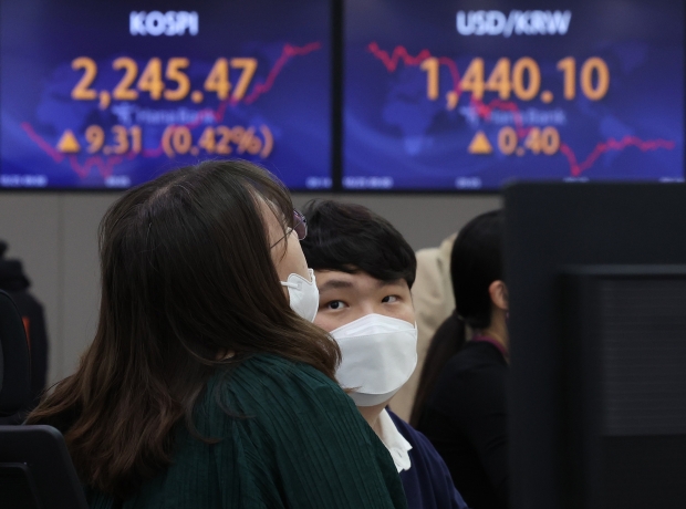 25일 오전 서울 중구 하나은행 딜링룸에서 직원들이 업무를 보고 있다. 사진=연합뉴스