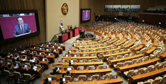 윤석열 대통령이 25일 오전 국회 본회의장에서 내년도 정부 예산안에 대한 시정연설을 하고 있다. 더불어민주당은 검찰의 대장동 수사를 정치보복으로 규정하고 이날 윤 대통령의 시정연설을 보이콧했다. 연합뉴스