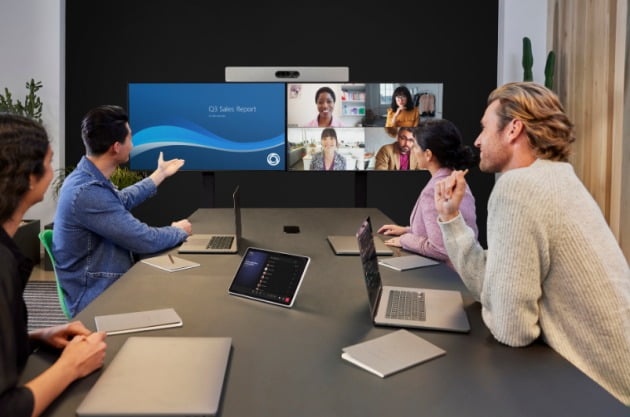 시스코의 협업툴 장비가 설치된 회의실에서 사람들이 마이크로소프트의 화상회의 소프트웨어인 팀즈를 사용해 회의하고 있다.        시스코 제공