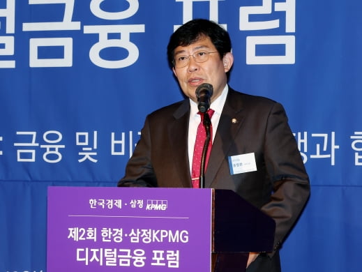 윤창현 국민의힘 디지털자산특위 위원장이 지난 12일 웨스틴조선서울에서 열린 제2회 한경.삼정KPMG 디지털금융 포럼에서 축사를 하고 있다.  /허문찬 기자