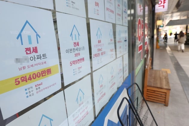 서울 시내의 한 부동산 중개업소에 전세 매물 정보가 붙어 있다.  사진=연합뉴스