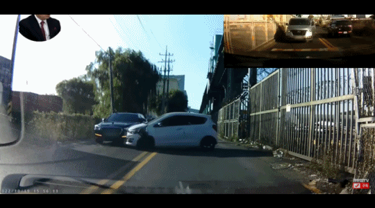 중앙선을 넘어 벽에 충돌하는 차량. / 영상=유튜브 '한문철TV'