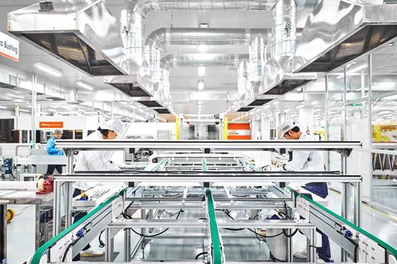 신성이엔지 공장에서 태양광 모듈이 제작되고 있다. 