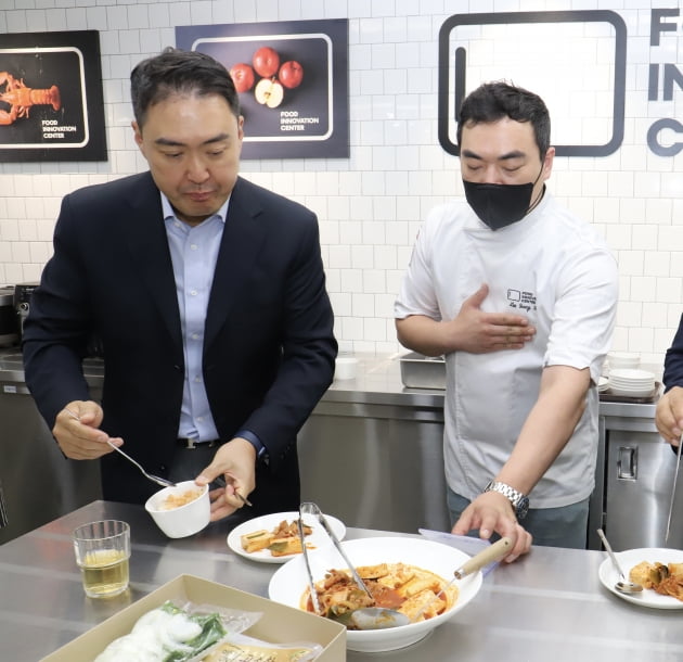 반값 탕수육·한통 가득 치킨…'강성현 야심작' 탄생지 깜짝 공개 [박종관의 유통관통]