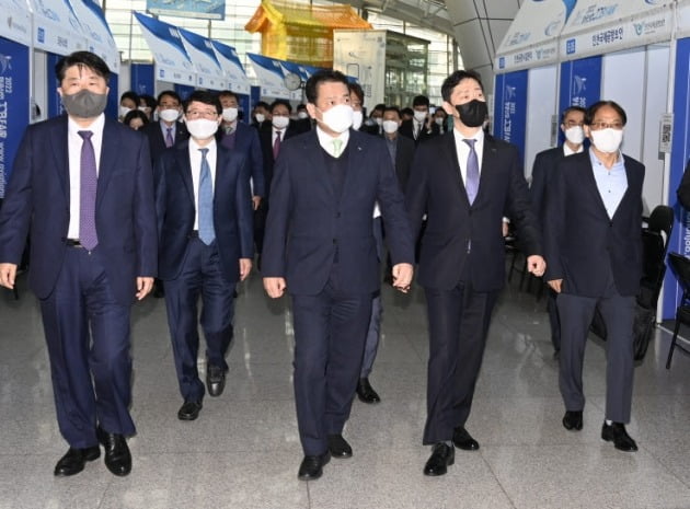 인천공항 제1여객터미널 교통센터에서 열린 ‘항공산업 잡페어를 시찰하는 하동수 국토교통부 항공정책실장(앞줄 왼쪽), 김경욱 인천국제공항공사 사장, 윤형중 한국공항공사 사장. KAC 제공