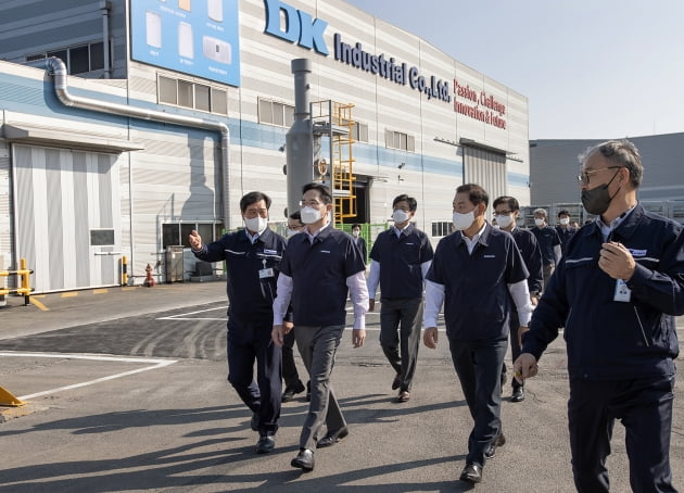 28일 이재용 삼성전자 회장이 광주광역시에 위치한 삼성전자 협력회사 '디케이'를 방문했다./사진=삼성전자