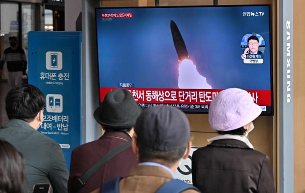 28일 서울의 한 철도역에서 시민들이 TV를 통해 북한 탄도미사일 시험발사 방송을 지켜보고 있다. 합동참모본부는 이날 북한이 강원도 통천 일대에서 동해로 단거리 탄도미사일 2발을 쐈다고 밝혔다. 사진=연합뉴스