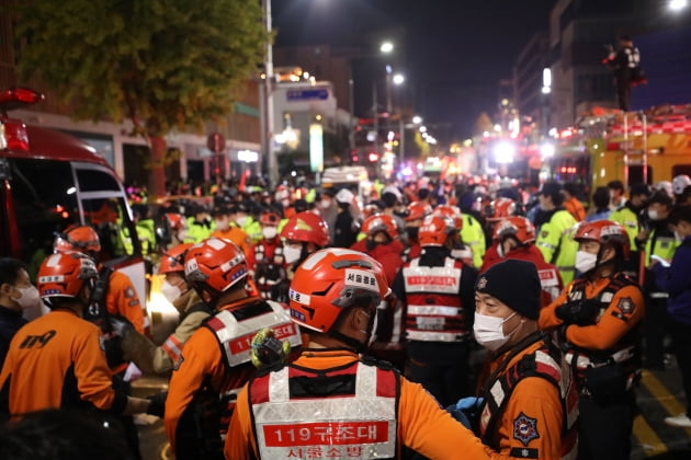 29일 밤 서울 용산구 이태원 한복판에서 심정지 환자가 대규모로 발생했다. 소방청은 이날 오후 11시13분 이태원에서 압사 추정 사고가 발생함에 따라 대응 3단계로 격상한다고 밝혔다. 사고현장에서 소방구급 대원들이 현장을 수습하고 있는 모습. /사진=뉴스1