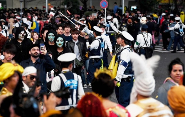 渋谷のハロウィーンの群衆を取り締まる日本の警察。  （写真提供：毎日新聞）
