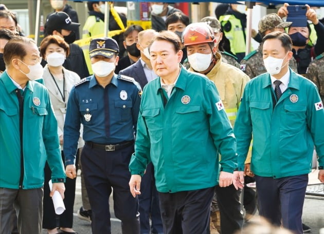 윤석열 대통령이 30일 오전 서울 용산 이태원 참사 현장을 방문하고 있다. 사진=연합뉴스