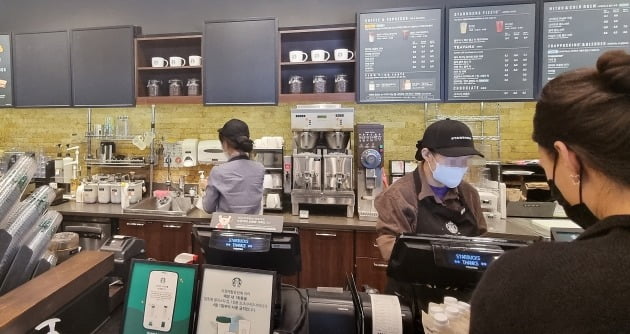 스타벅스는 핼러윈 음료와 푸드 등 프로모션을 조기 중단했다. 서울 일부 스타벅스 매장에서는 핼러윈 음료 사진 등을 넣었던 메뉴판을 비우고 운영하기도 했다. 사진=오정민 한경닷컴 기자
