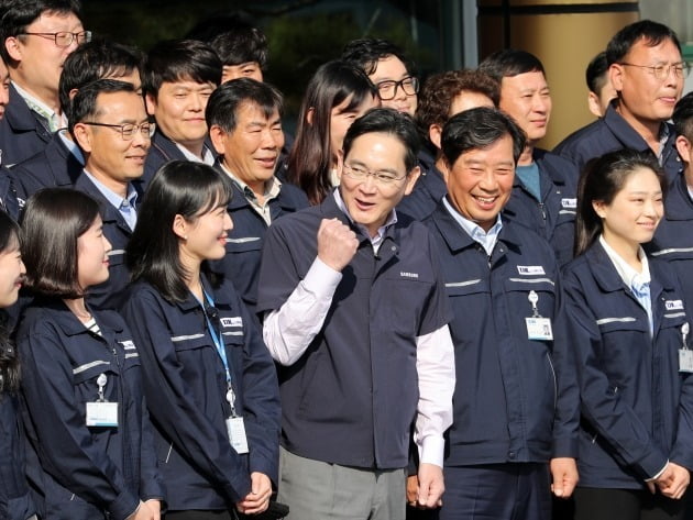 이재용 삼성전자 회장이 28일 오후 광주 광산구 평동산업단지에 있는 협력회사를 방문해 기념촬영을 하면서 파이팅 구호를 제안하고 있다. /사진=연합뉴스