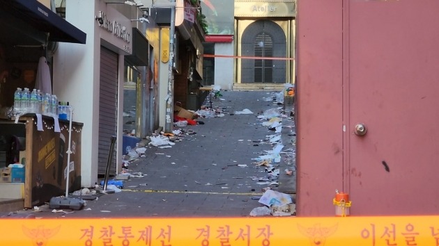 서울 용산구 이태원동 '핼러윈 인파' 압사 사고가 발생한 해밀턴 호텔 인근 골목을 통제하고 있다. /신용현 기자