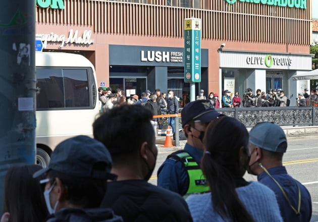 [포토] 이태원 참사 추모공간 지켜보는 시민들