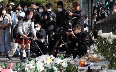 [포토] 이태원역 추모공간 찾은 추모객들