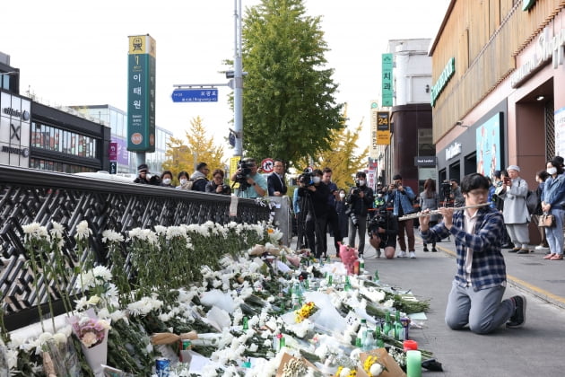 [포토] 플루트 연주하는 이태원 참사 추모객