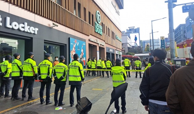 30일 이태원 압사 사고 발생 인근을 막고 있는 경찰. 사진= 김세린 기자