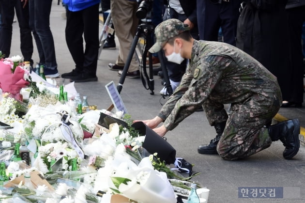 '이태원 참사로 꽃같은 나이에 떠난 그대들을 추모하며' [스토리컷]