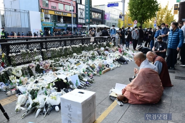 '이태원 참사로 꽃같은 나이에 떠난 그대들을 추모하며' [스토리컷]